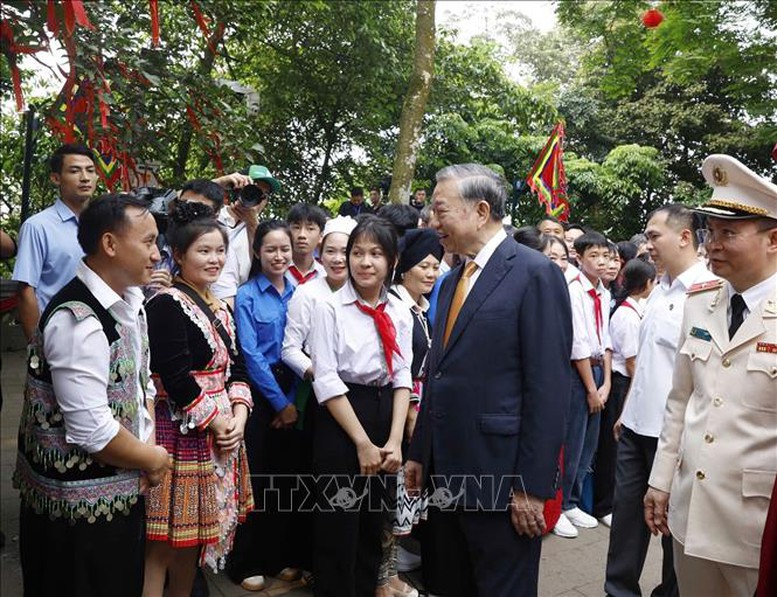 Tổng B&iacute; thư, Chủ tịch nước T&ocirc; L&acirc;m với c&aacute;c tầng lớp nh&acirc;n d&acirc;n tại Khu di t&iacute;ch lịch sử Quốc gia Đặc biệt Đền H&ugrave;ng