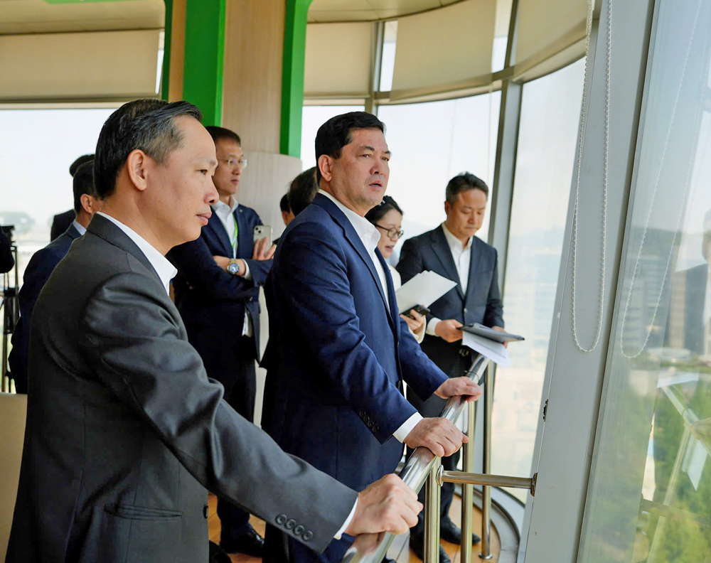 Đồng ch&iacute; Nguyễn Hồng Th&aacute;i v&agrave; c&aacute;c th&agrave;nh vi&ecirc;n Đo&agrave;n c&ocirc;ng t&aacute;c tỉnh Bắc Ninh tại khu quan s&aacute;t của ống kh&oacute;i C&ocirc;ng tr&igrave;nh Pangyo Clean Tower, th&agrave;nh phố Seongnam (H&agrave;n Quốc) - c&ocirc;ng tr&igrave;nh xử l&yacute; r&aacute;c thải hiện đại, th&acirc;n thiện m&ocirc;i trường.