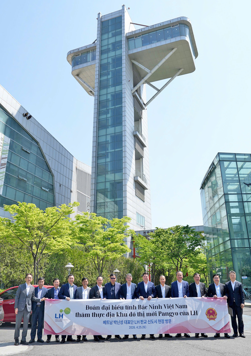 Đo&agrave;n c&ocirc;ng t&aacute;c tỉnh Bắc Ninh chụp ảnh lưu niệm tại C&ocirc;ng tr&igrave;nh Pangyo Clean Tower - m&ocirc; h&igrave;nh xử l&yacute; r&aacute;c thải hiện đại trong Khu đ&ocirc; thị Pangyo, th&agrave;nh phố Seongnam (H&agrave;n Quốc).