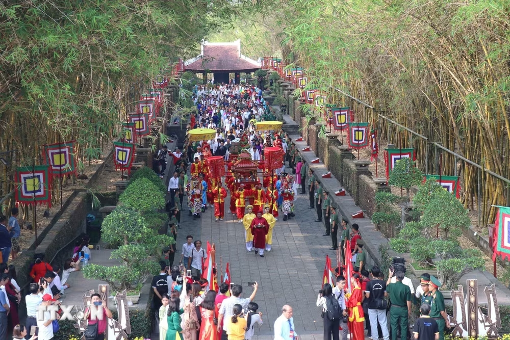 Nghi lễ diễu h&agrave;nh rước lễ, d&acirc;ng lễ vật b&aacute;nh chưng, b&aacute;nh d&agrave;y, hoa quả, đặc sản Nam Bộ l&ecirc;n Quốc Tổ H&ugrave;ng Vương. (Ảnh: Thanh Vũ/TTXVN)