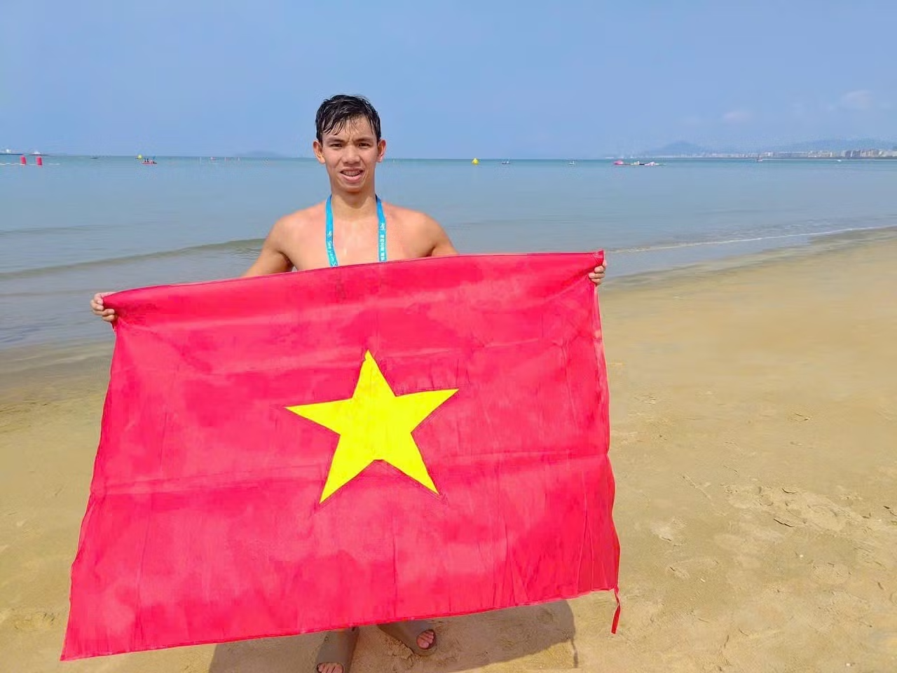 Nguyễn Huy Ho&agrave;ng đ&atilde; thi đấu ấn tượng ở nội dung 5km bơi biển, c&aacute;n đ&iacute;ch với thời gian 53 ph&uacute;t 53 gi&acirc;y 2, qua đ&oacute; gi&agrave;nh Huy chương Bạc (HCB).