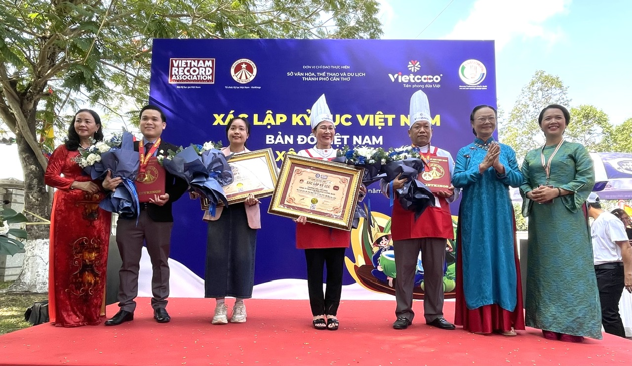 Tổ chức Kỷ lục Việt Nam trao x&aacute;c lập kỷ lục 