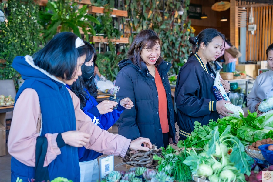 N&ocirc;ng sản hữu cơ được b&agrave;y b&aacute;n tại Phi&ecirc;n chợ n&ocirc;ng sản hữu cơ Đ&agrave; Lạt, phường Lang Biang &ndash; Đ&agrave; Lạt, thu h&uacute;t người ti&ecirc;u d&ugrave;ng lựa chọn nhờ nguồn gốc r&otilde; r&agrave;ng.