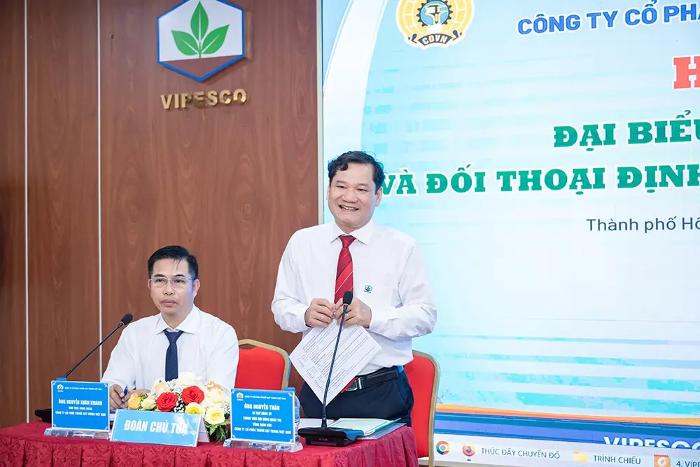 &Ocirc;ng Nguyễn Th&acirc;n -Tổng Gi&aacute;m đốc VIPESCO trao đổi, trả lời c&aacute;c &yacute; kiến của người lao động