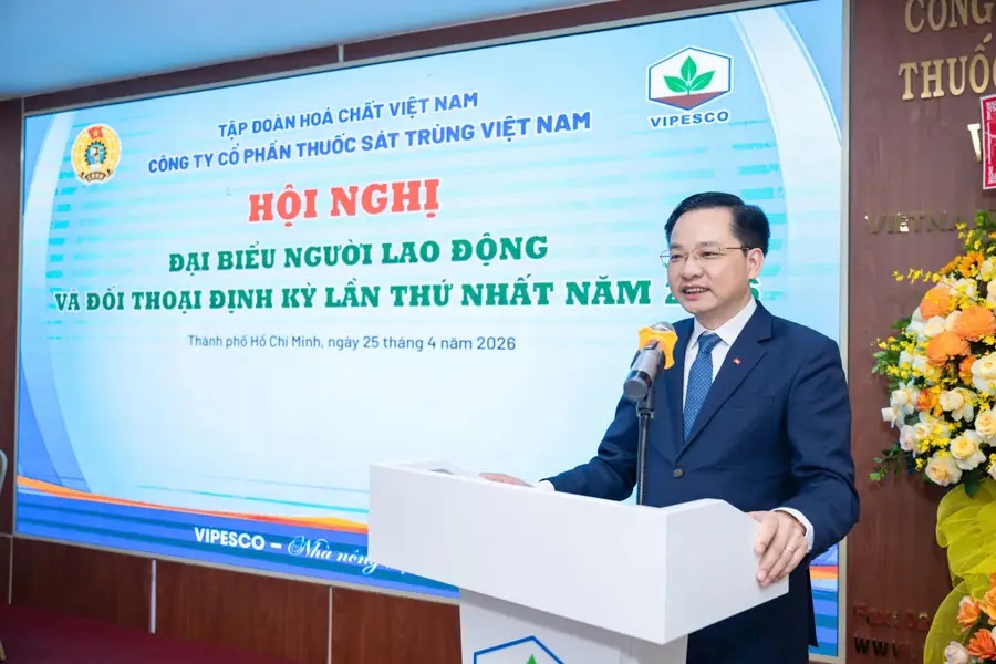 &Ocirc;ng Nguyễn Hữu T&uacute;, Ph&oacute; B&iacute; thư Đảng ủy, Th&agrave;nh vi&ecirc;n HĐTV, Tổng Gi&aacute;m đốc Vinachem ph&aacute;t biểu chỉ đạo Hội nghị