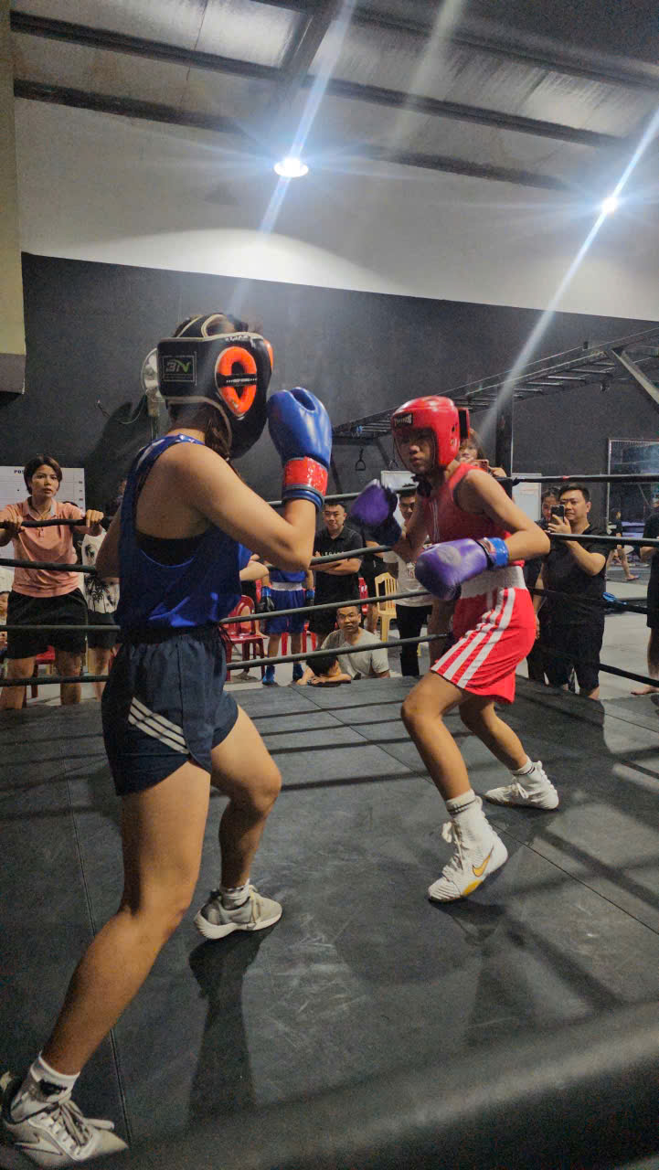 Thậm ch&iacute; c&aacute;c bạn nữ l&ecirc;n s&acirc;n đấu c&ograve;n mạnh mẽ kh&ocirc;ng k&eacute;m v&agrave; được kh&aacute;n giả cổ vũ rất nhiệt t&igrave;nh