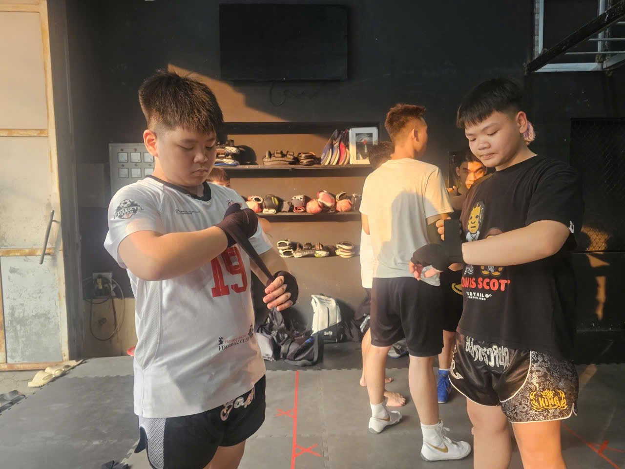 C&aacute;c em c&ograve;n nhỏ cũng kh&ocirc;ng ngại l&ecirc;n s&acirc;n đấu