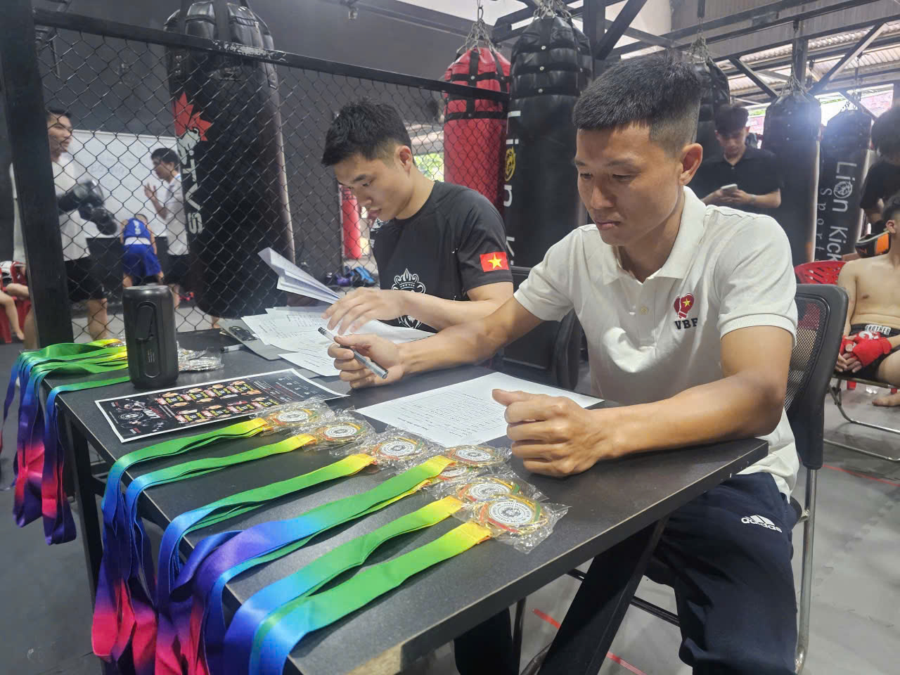 Anh Vũ Th&agrave;nh Tố, chủ ph&ograve;ng tập Lion kickfit sport, chia sẻ: &ldquo;Ch&uacute;ng t&ocirc;i tổ chức những buổi giao lưu như thế n&agrave;y nhằm tạo s&acirc;n chơi l&agrave;nh mạnh cho học vi&ecirc;n, gi&uacute;p họ cọ x&aacute;t, n&acirc;ng cao kỹ năng v&agrave; quan trọng hơn l&agrave; lan tỏa tinh thần thể thao đến cộng đồng. Điều đ&aacute;ng mừng l&agrave; ng&agrave;y c&agrave;ng nhiều người, đặc biệt l&agrave; giới trẻ v&agrave; phụ nữ, quan t&acirc;m v&agrave; tham gia MMA.&rdquo;