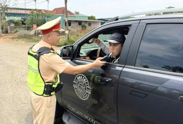 Lực lượng CSGT Đắk Lắk kiểm tra nồng độ cồn người điều khiển phương tiện giao th&ocirc;ng tại quốc lộ 26.