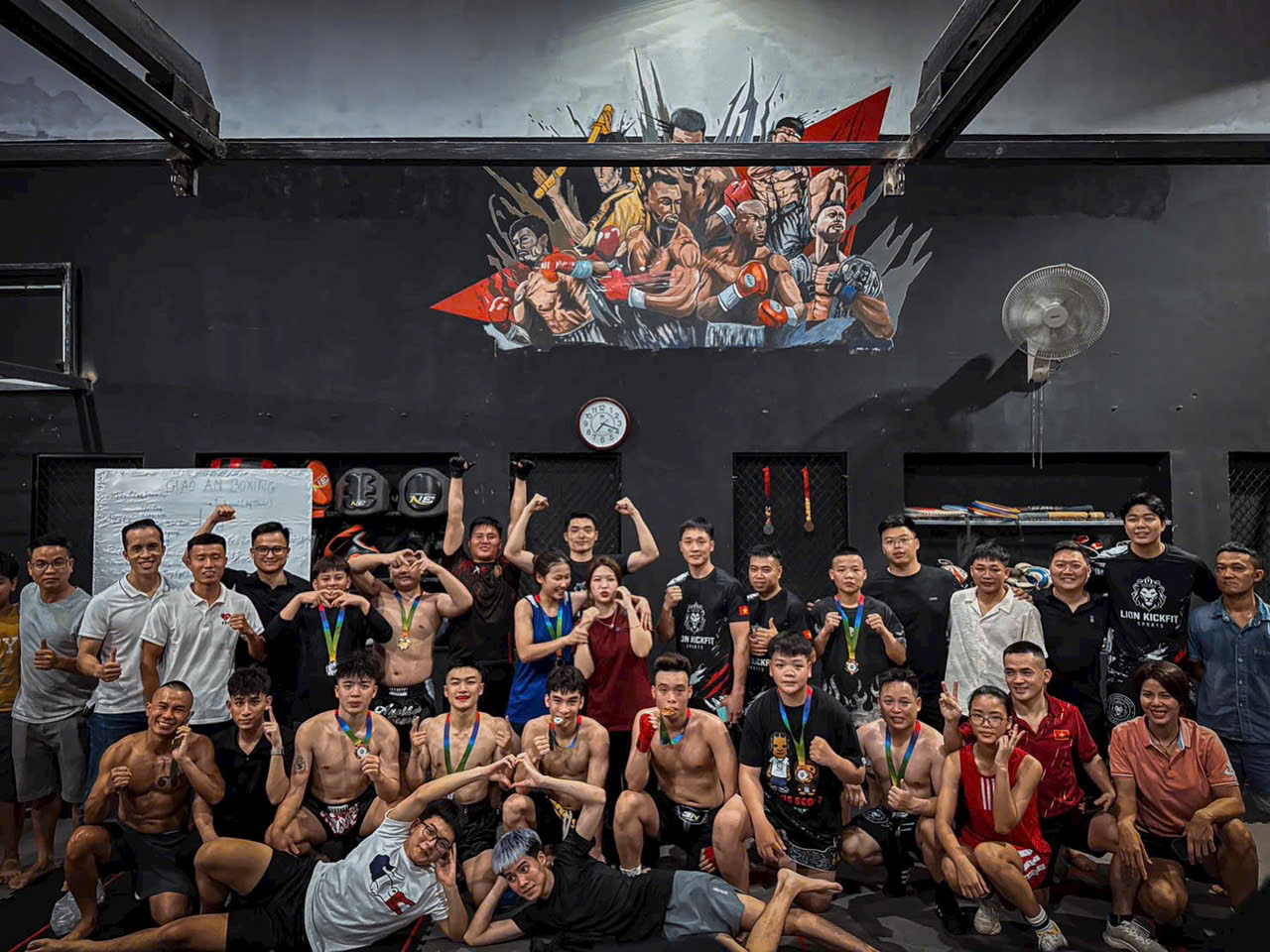 Đặc biệt nay l&agrave; buổi giao lưu cọ s&aacute;t giữa 3 ph&ograve;ng tập