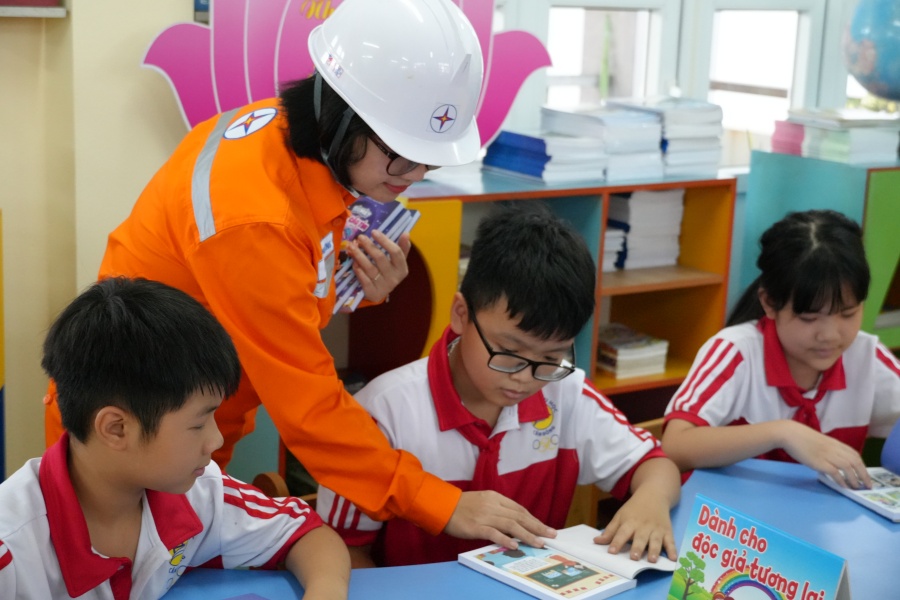 “Bí mật Quả cầu tím”: Lan tỏa văn hóa đọc và thông điệp sử dụng điện an toàn, tiết kiệm trên đất Mỏ