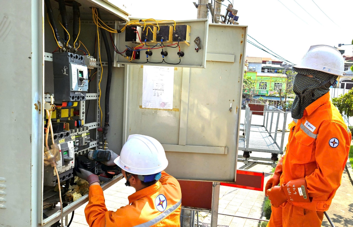 Nh&acirc;n vi&ecirc;n Điện lực B&igrave;nh Li&ecirc;u kiểm tra, xử l&yacute; c&aacute;c điểm khiếm khuyết tủ điện hạ thế