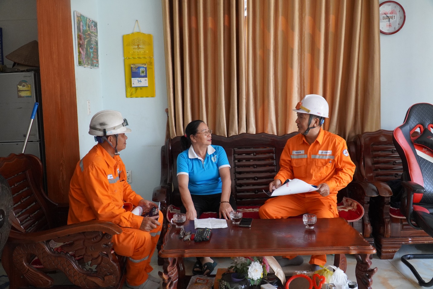 Nh&acirc;n vi&ecirc;n Điện lực Hạ Long tuy&ecirc;n truyền sử dụng điện tiết kiệm, an to&agrave;n, hiệu quả