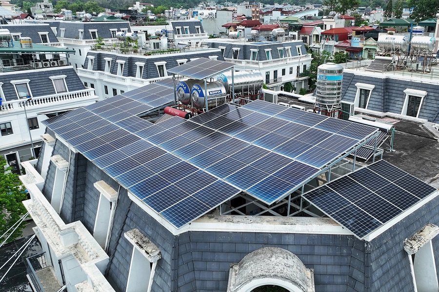 Điện mặt trời được lắp tr&ecirc;n m&aacute;i nh&agrave; d&acirc;n tại Sơn La