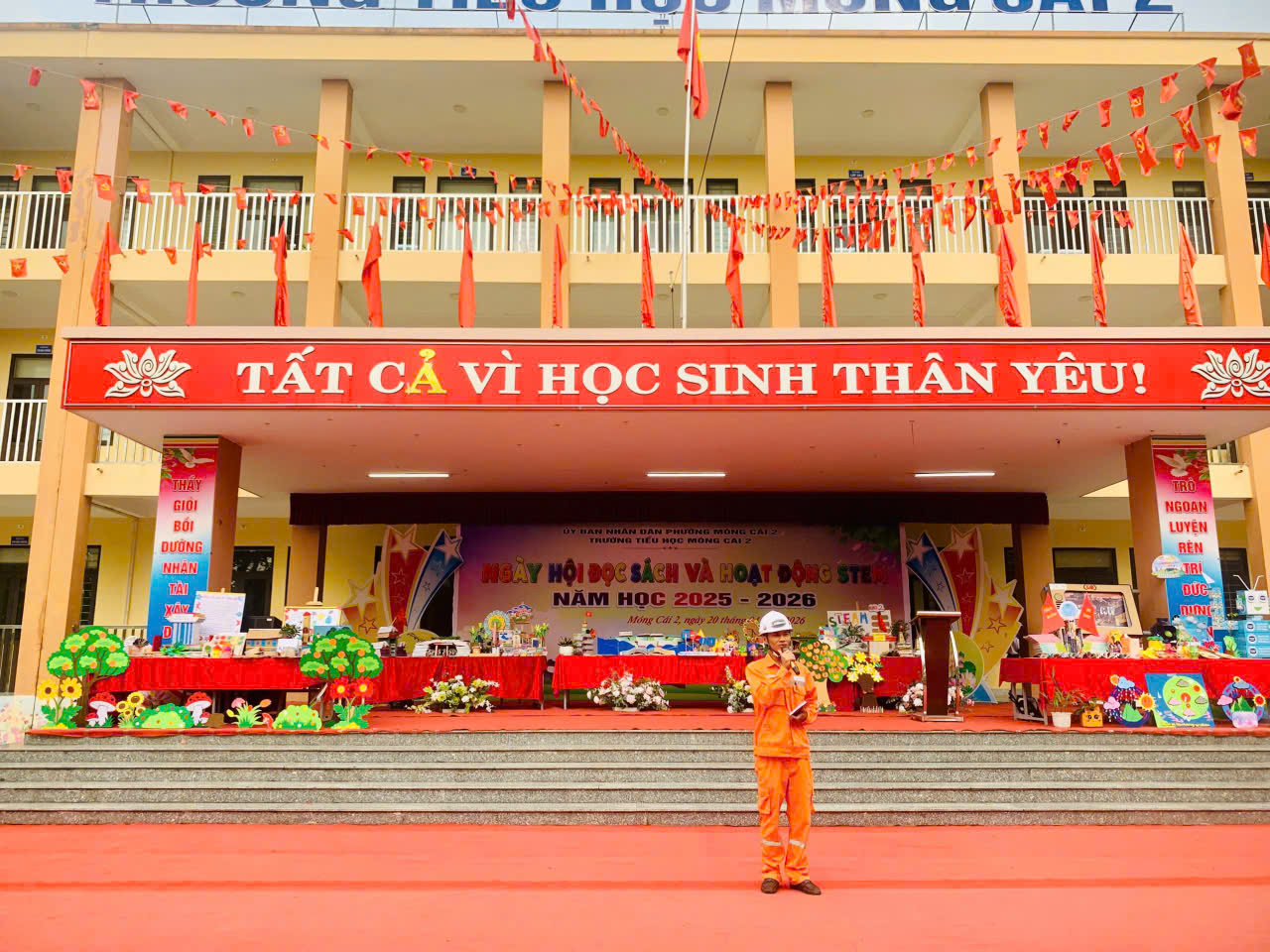 Nh&acirc;n vi&ecirc;n Điện lực với vai tr&ograve; tuy&ecirc;n truyền vi&ecirc;n lan tỏa cuốn s&aacute;ch đến c&aacute;c bạn nhỏ