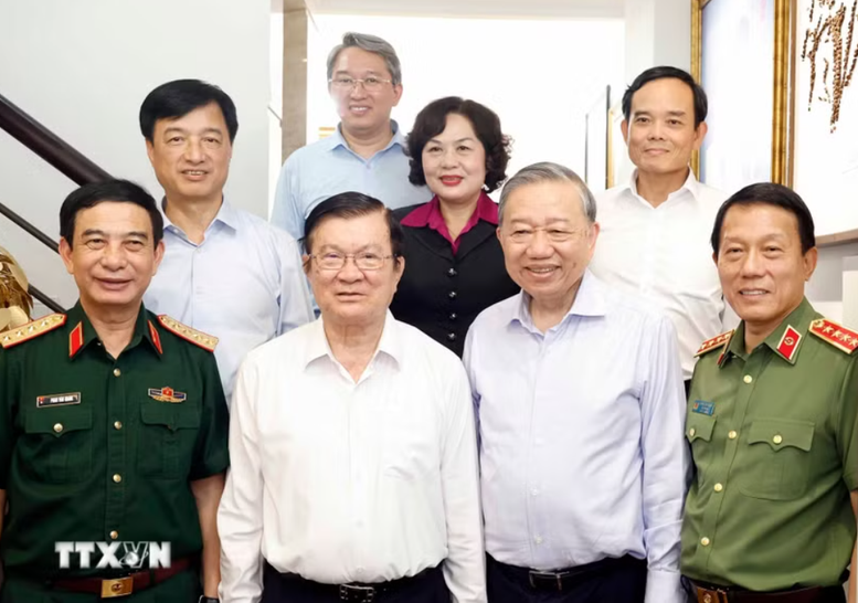 Tổng B&iacute; thư, Chủ tịch nước T&ocirc; L&acirc;m c&ugrave;ng Đo&agrave;n c&ocirc;ng t&aacute;c Trung ương đến thăm nguy&ecirc;n Chủ tịch nước Trương Tấn Sang - Ảnh: TTXVN