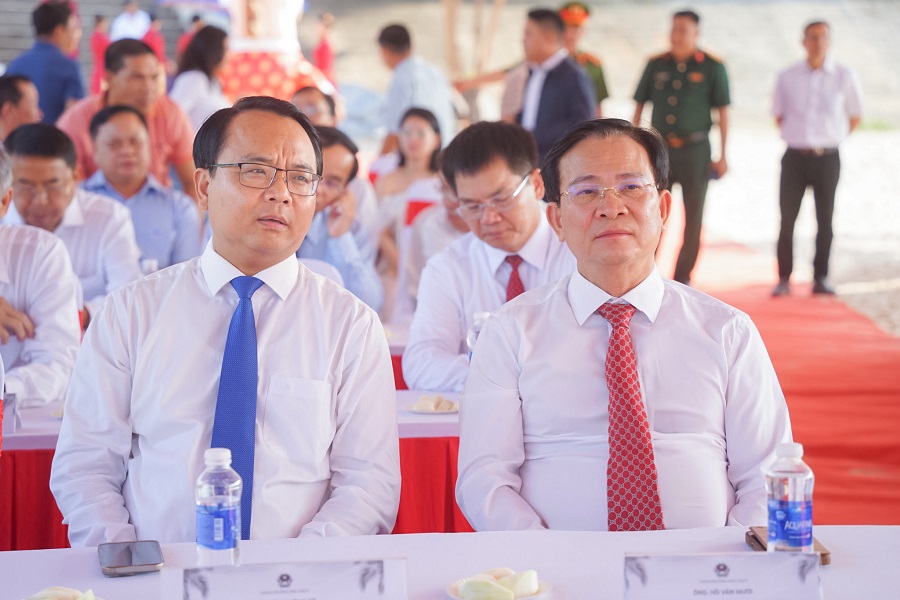 C&aacute;c đồng ch&iacute; Hồ Văn Mười, Ủy vi&ecirc;n Ban Chấp h&agrave;nh Trung ương Đảng, Ph&oacute; B&iacute; thư Tỉnh ủy, Chủ tịch UBND tỉnh; Đặng Hồng Sỹ, Ph&oacute; B&iacute; thư Thường trực Tỉnh ủy