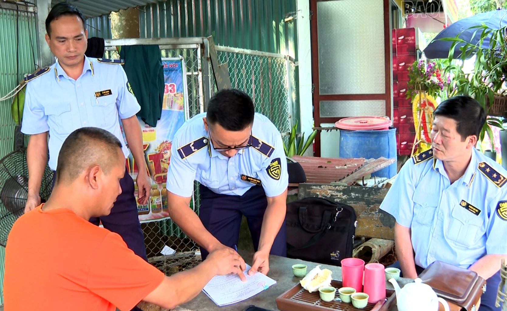 Tổ chức cho cơ sở kinh doanh k&yacute; cam kết kinh doanh theo quy định của ph&aacute;p luật. Ảnh: BLC