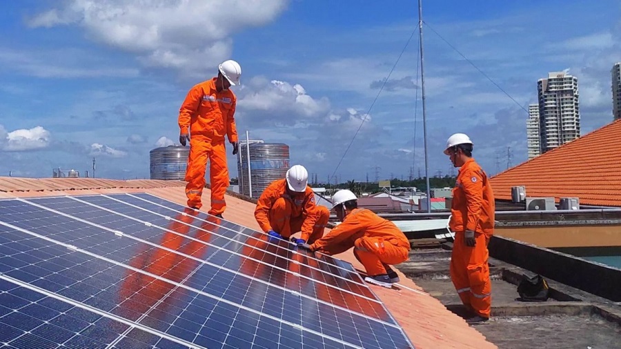 Th&uacute;c đẩy mạnh mẽ ph&aacute;t triển điện mặt trời m&aacute;i nh&agrave;, giảm tải cho lưới điện quốc gia v&agrave; tận dụng nguồn lực từ người d&acirc;n, doanh nghiệp