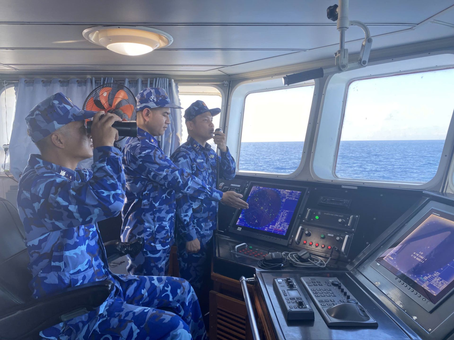 Đại &uacute;y L&ecirc; Đức Nh&acirc;n duy tr&igrave; k&iacute;p trực tăng cường quan s&aacute;t, gi&aacute;m s&aacute;t hoạt động của t&agrave;u, thuyền tr&ecirc;n biển