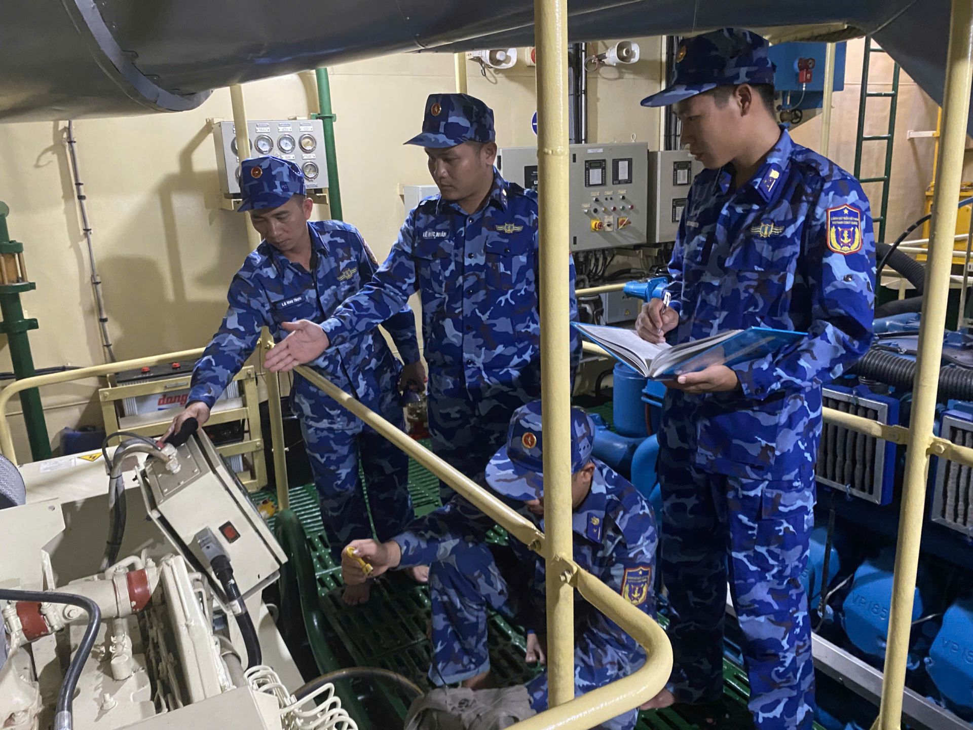 Đại &uacute;y L&ecirc; Đức Nh&acirc;n thường xuy&ecirc;n kiểm tra t&igrave;nh trạng trang thiết bị bảo đảm hệ số kỹ thuật