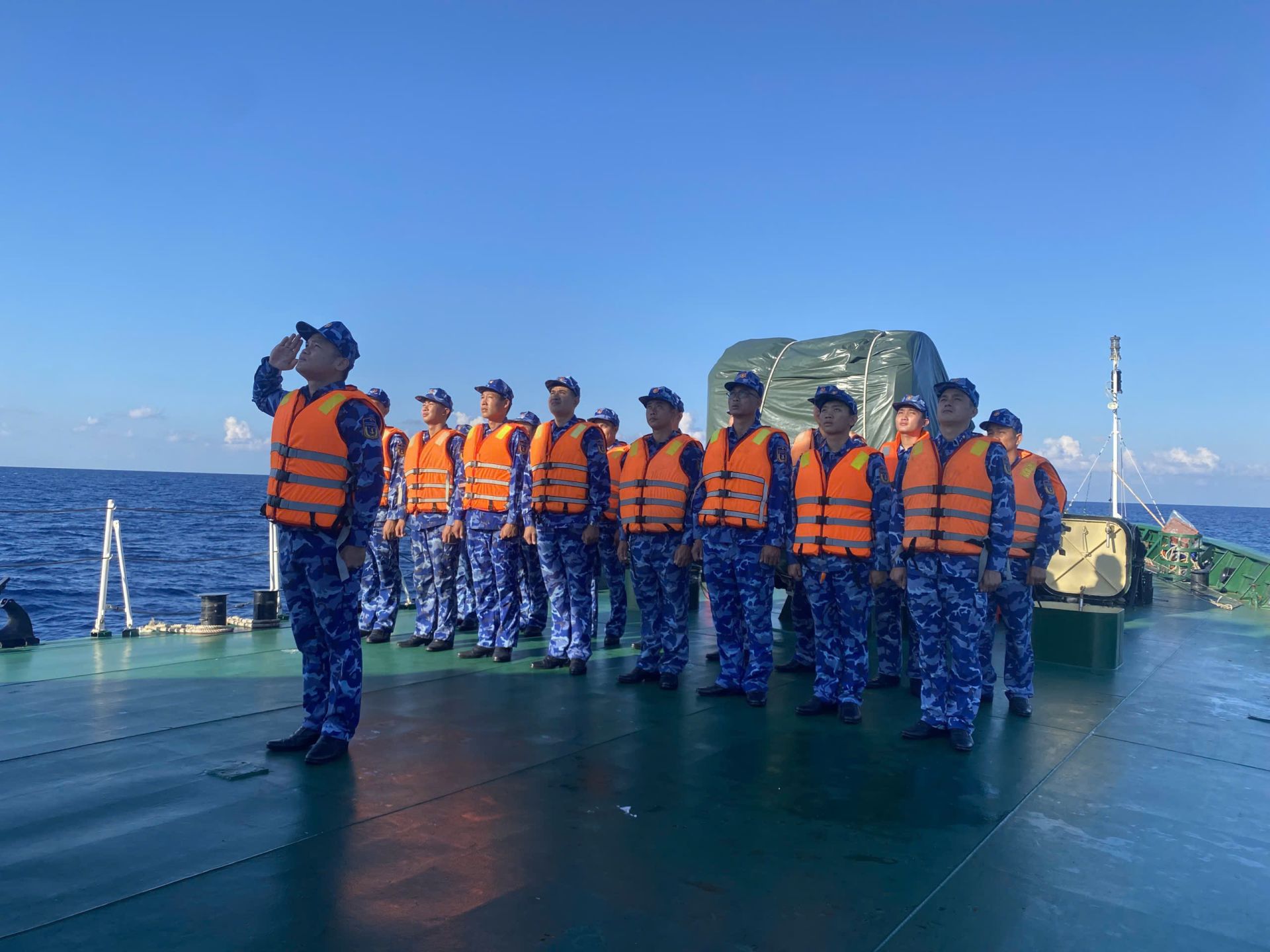 Đại &uacute;y L&ecirc; Đức Nh&acirc;n duy tr&igrave; đơn vị thực hiện lễ ch&agrave;o cờ tr&ecirc;n biển