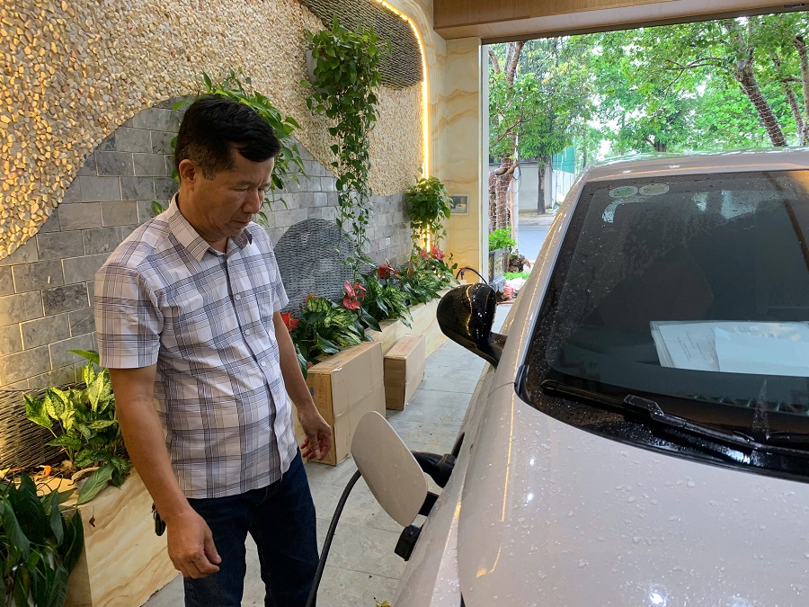 &Ocirc;ng Đặng Huy Ho&agrave;ng (phường Cửa L&ograve;, Nghệ An) sạc xe &ocirc; t&ocirc; điện bằng nguồn điện năng lượng mặt trời