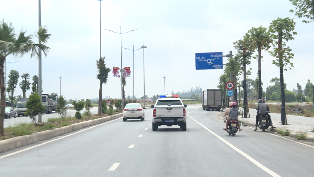 Lực lượng CSGT tăng cường tuần tra, ph&acirc;n luồng giao th&ocirc;ng từ xa, từ sớm, chống &ugrave;n tắc