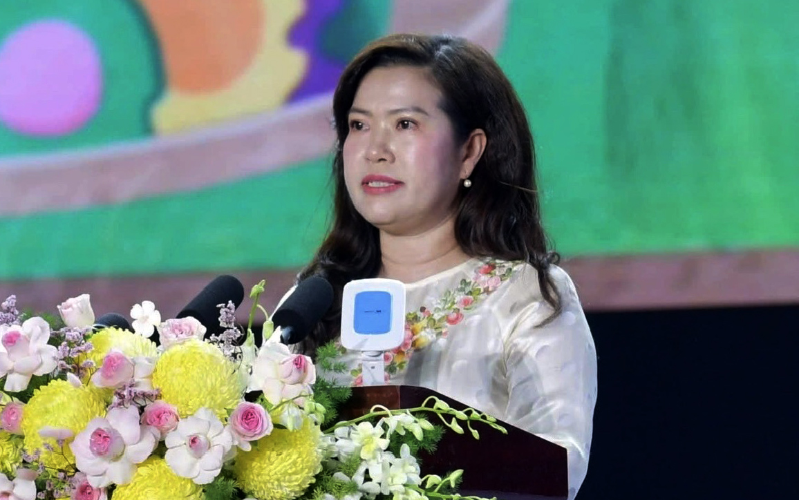 B&agrave; Nguyễn Thị Ngọc Điệp ph&aacute;t biểu khai mạc Lễ hội B&aacute;nh d&acirc;n gian Nam bộ lần thứ XIII