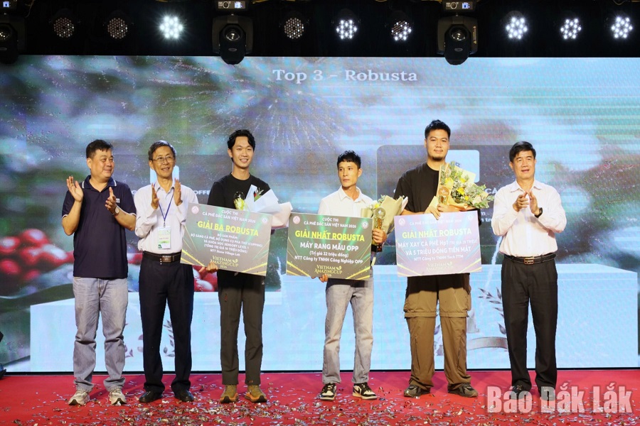 Ban tổ chức trao giải cho c&aacute;c đơn vị đạt Top 3 c&agrave; ph&ecirc; Robusta đặc sản.