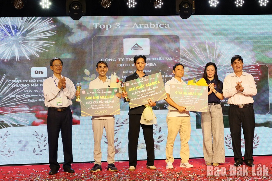 Ban tổ chức trao giải cho c&aacute;c đơn vị đạt Top 3 mẫu c&agrave; ph&ecirc; Arabica đặc sản.