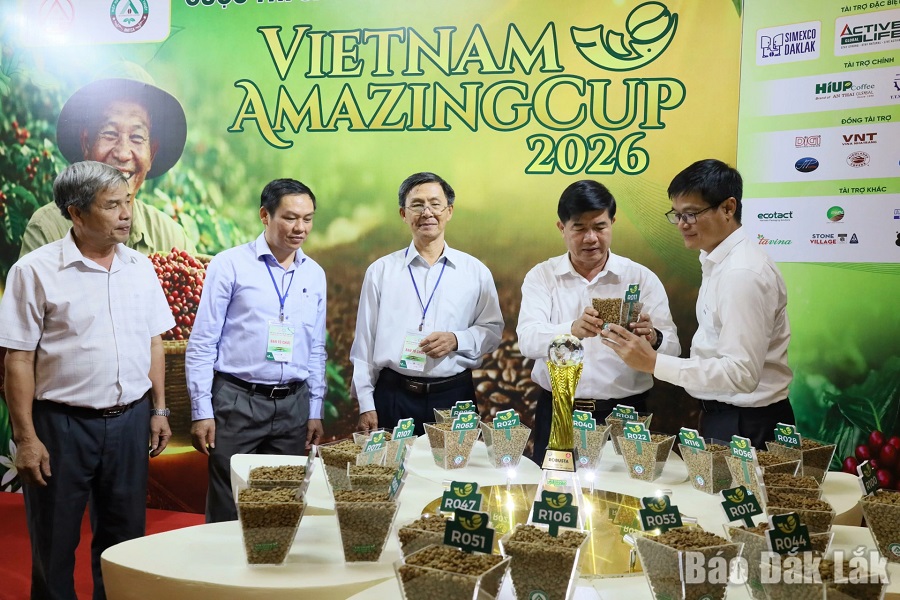 C&aacute;c đại biểu t&igrave;m hiểu c&aacute;c mẫu c&agrave; ph&ecirc; đạt ti&ecirc;u chuẩn đặc sản nằm trong Top 10 của cuộc thi.