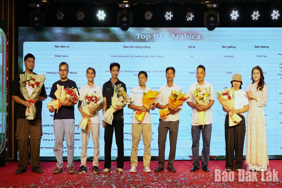 C&aacute;c đơn vị đạt Top 10 c&agrave; ph&ecirc; Arabica được vinh danh tại buổi lễ.