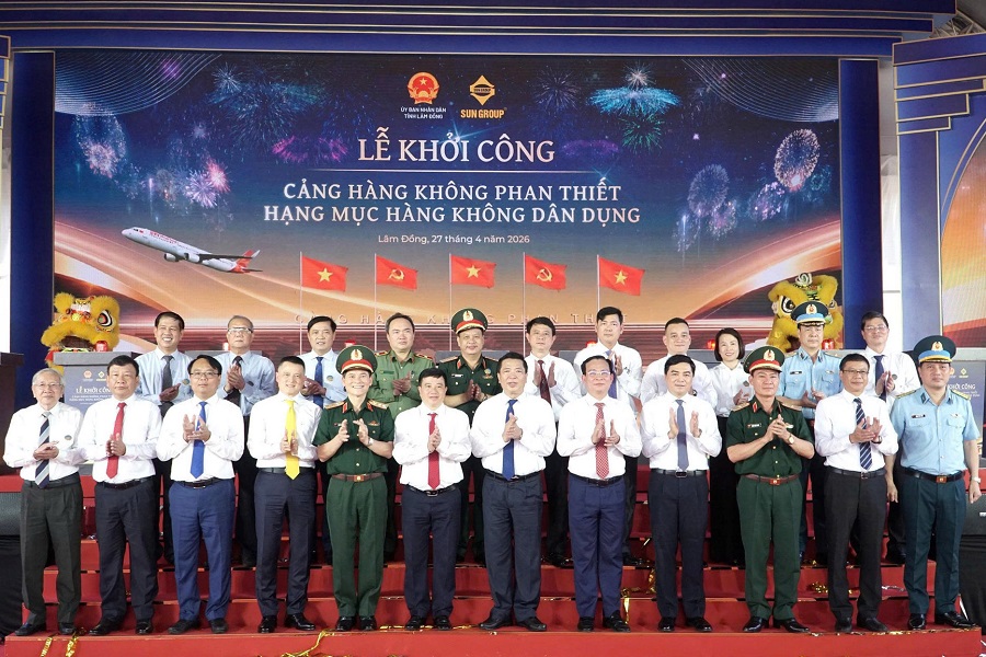 C&aacute;c đồng ch&iacute; l&atilde;nh đạo tỉnh, đại biểu chụp h&igrave;nh lưu niệm tại lễ khởi c&ocirc;ng