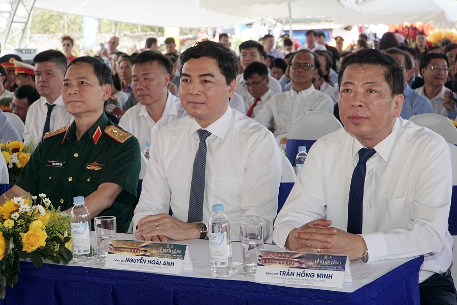 C&aacute;c đồng ch&iacute; Trần Hồng Minh, Ủy vi&ecirc;n Ban Chấp h&agrave;nh Trung ương Đảng, Bộ trưởng Bộ X&acirc;y dựng; Nguyễn Ho&agrave;i Anh, Ủy vi&ecirc;n Ban Chấp h&agrave;nh Trung ương Đảng, Ph&oacute; B&iacute; thư Tỉnh ủy, Chủ tịch UBND tỉnh Thanh H&oacute;a; Thượng tướng Phạm Trường Sơn, Ph&oacute; Tổng Tham mưu trưởng Qu&acirc;n đội nh&acirc;n d&acirc;n Việt Nam dự buổi lễ