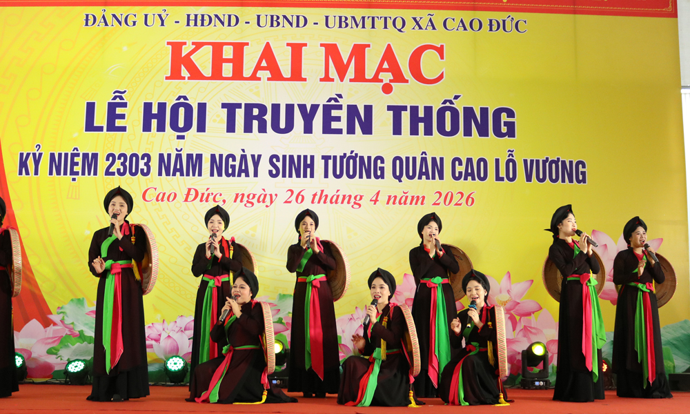 Biểu diễn quan họ ch&agrave;o mừng lễ hội.