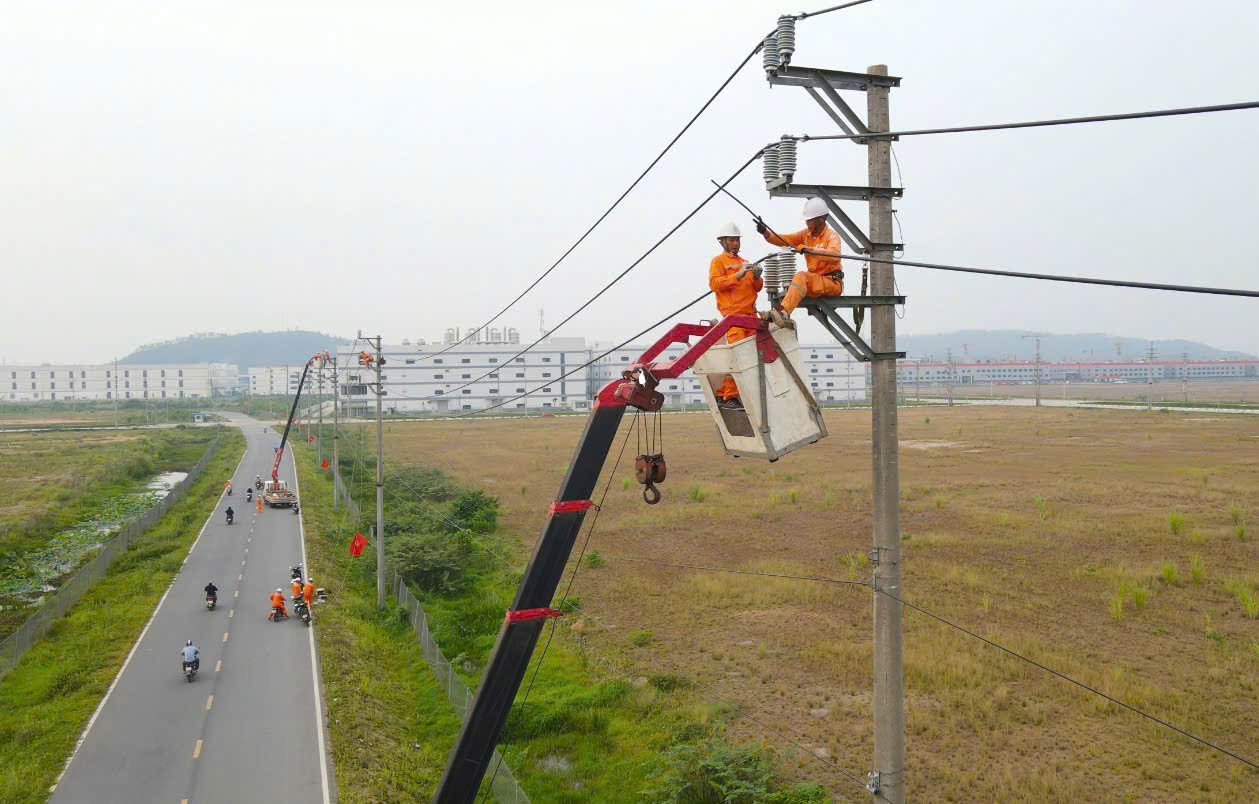 Đảm bảo c&acirc;́p đi&ecirc;̣n &ocirc;̉n định, an toàn trong mùa nắng nóng