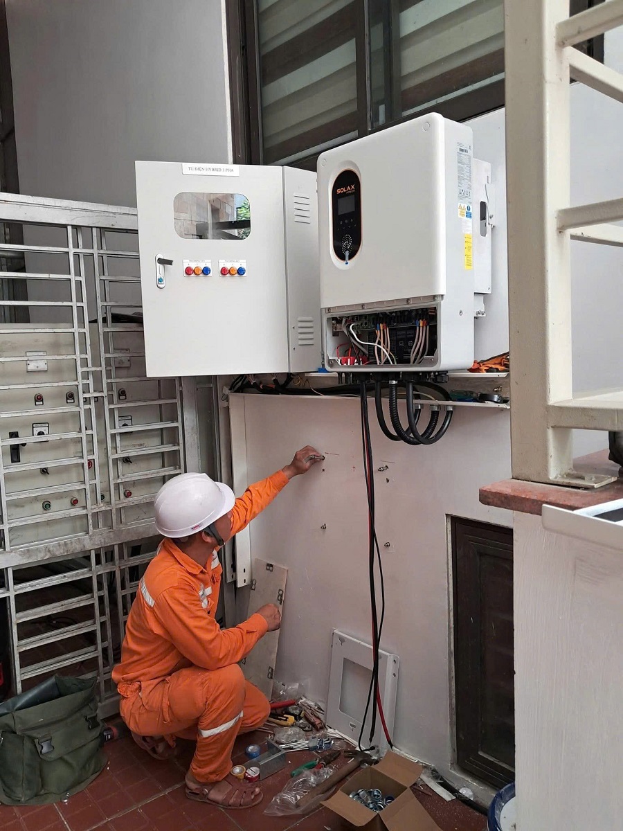 C&ocirc;ng nh&acirc;n C&ocirc;ng ty Điện lực Nghệ An lắp đặt điện mặt trời mái nhà cho kh&aacute;ch h&agrave;ng