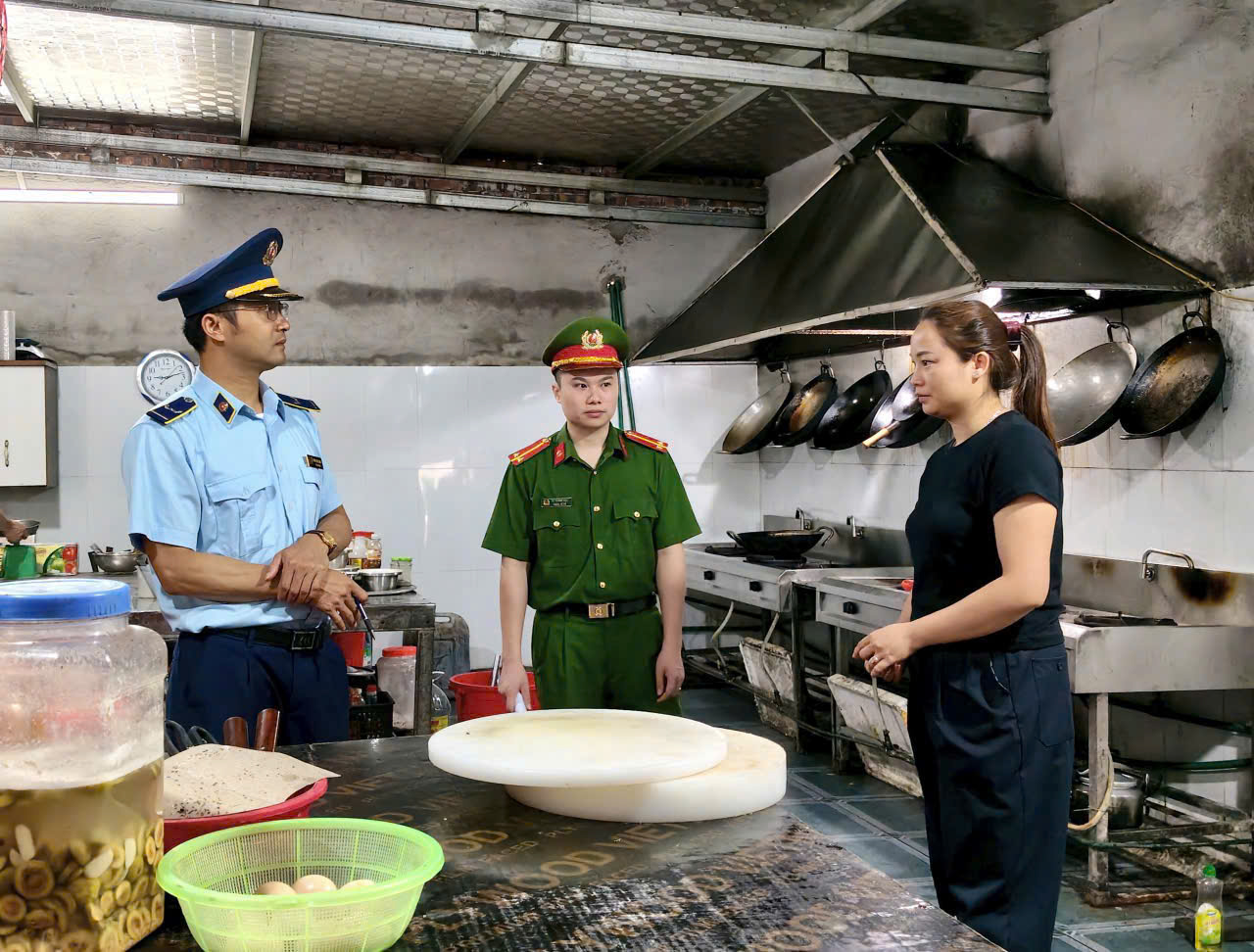 Đội Quản lý thị trường số 3 Lạng Sơn siết chặt kiểm tra an toàn thực phẩm