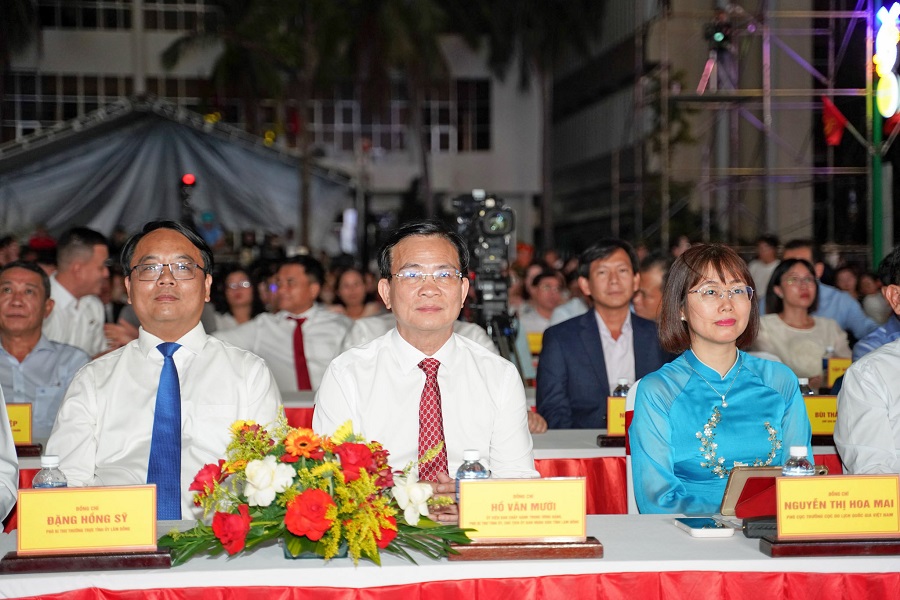Đồng ch&iacute; Nguyễn Thị Hoa Mai, Ph&oacute; Cục trưởng Cục Du lịch quốc gia Việt Nam; đồng ch&iacute; Hồ Văn Mười, Ủy vi&ecirc;n Ban Chấp h&agrave;nh Trung ương Đảng, Ph&oacute; B&iacute; thư Tỉnh ủy, Chủ tịch UBND tỉnh v&agrave; đồng ch&iacute; Đặng Hồng Sỹ, Ph&oacute; B&iacute; thư Thường trực Tỉnh ủy dự lễ khai mạc