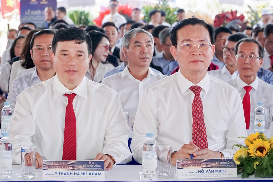 Đồng ch&iacute; Y Thanh H&agrave; Ni&ecirc; Kđăm, Ủy vi&ecirc;n Ban Chấp h&agrave;nh Trung ương Đảng, B&iacute; thư Tỉnh ủy, Trưởng Đo&agrave;n ĐBQH tỉnh; đồng ch&iacute; Hồ Văn Mười, Ủy vi&ecirc;n Ban Chấp h&agrave;nh Trung ương Đảng, Ph&oacute; B&iacute; thư Tỉnh ủy, Chủ tịch UBND tỉnh dự buổi lễ