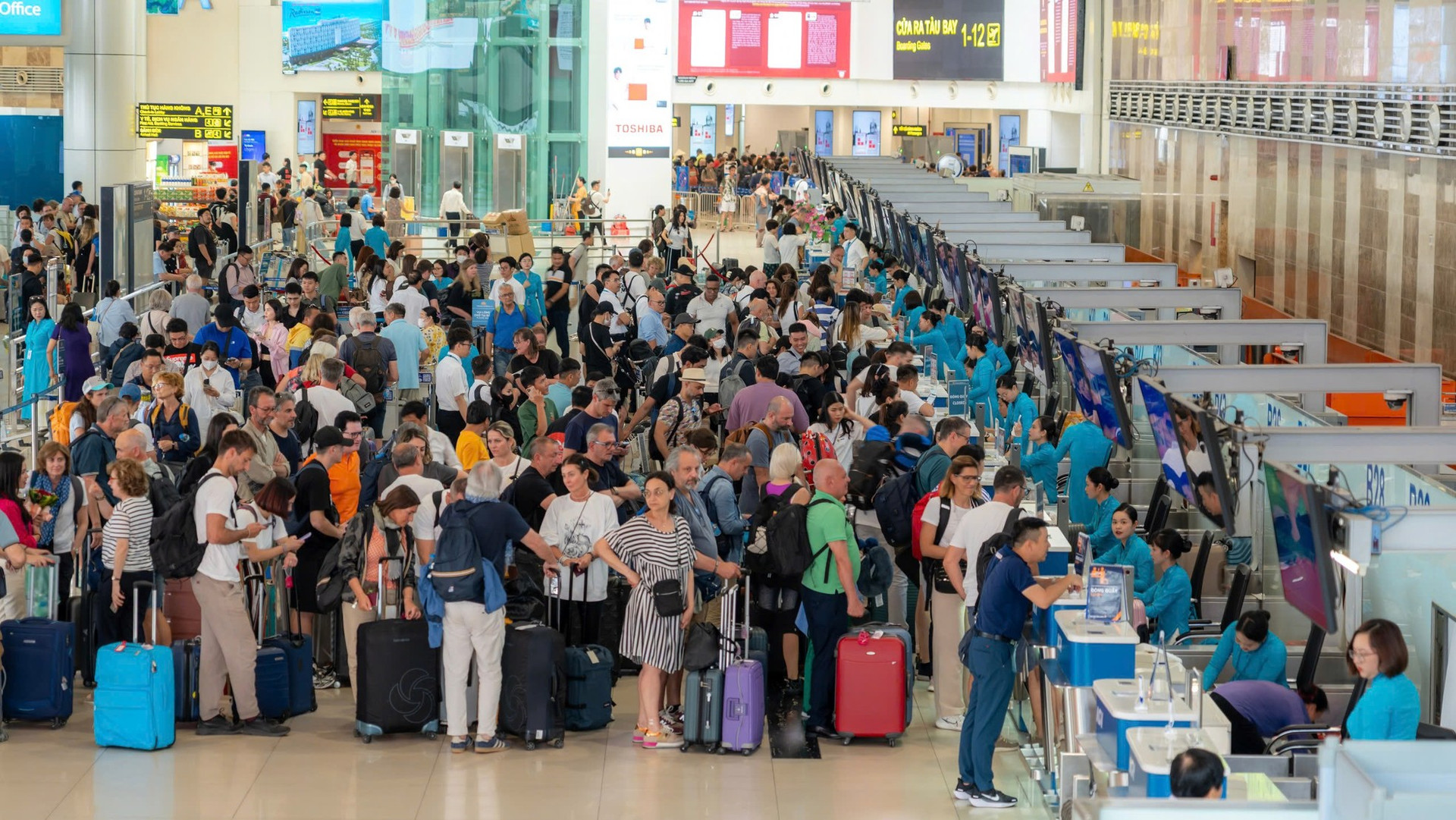 Sân bay Nội Bài đón hơn 113.000 lượt khách/ngày, tăng cường an ninh cấp độ 1