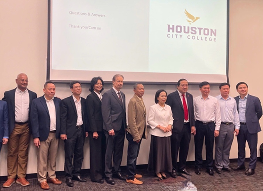 Đo&agrave;n c&ocirc;ng t&aacute;c chụp ảnh lưu niệm c&ugrave;ng l&atilde;nh đạo HCC Central College