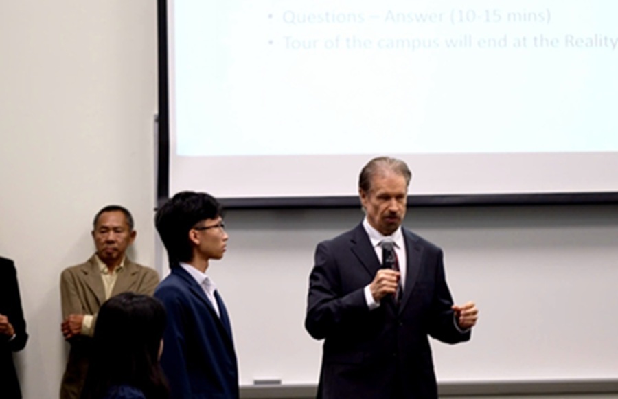 File 1 Tiến sĩ Herod Butch &ndash; Hiệu trưởng HCC Central College, ph&aacute;t biểu tại buổi l&agrave;m việc