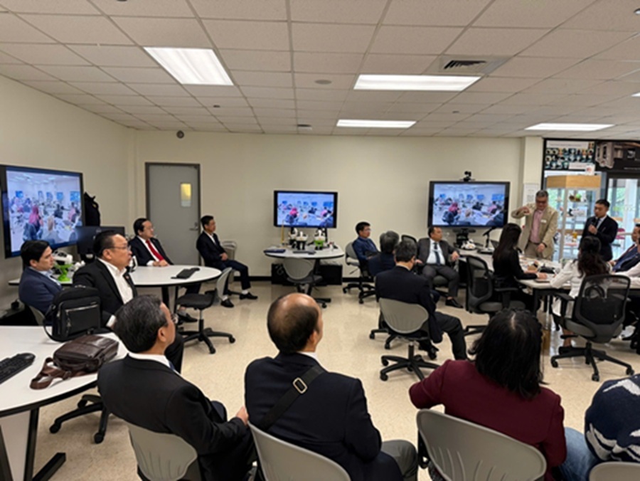 Uỷ vi&ecirc;n Ban Thường vụ Tỉnh uỷ, Chủ tịch UBND tỉnh T&acirc;y Ninh Nguyễn Minh L&acirc;m trao qu&agrave; đến Tiến sĩ Herod Butch &ndash; Hiệu trưởng HCC Central College