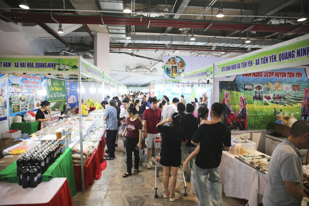 Người d&acirc;n, du kh&aacute;ch tới mua sắm tại Hội chợ OCOP Quảng Ninh - H&egrave; 2026