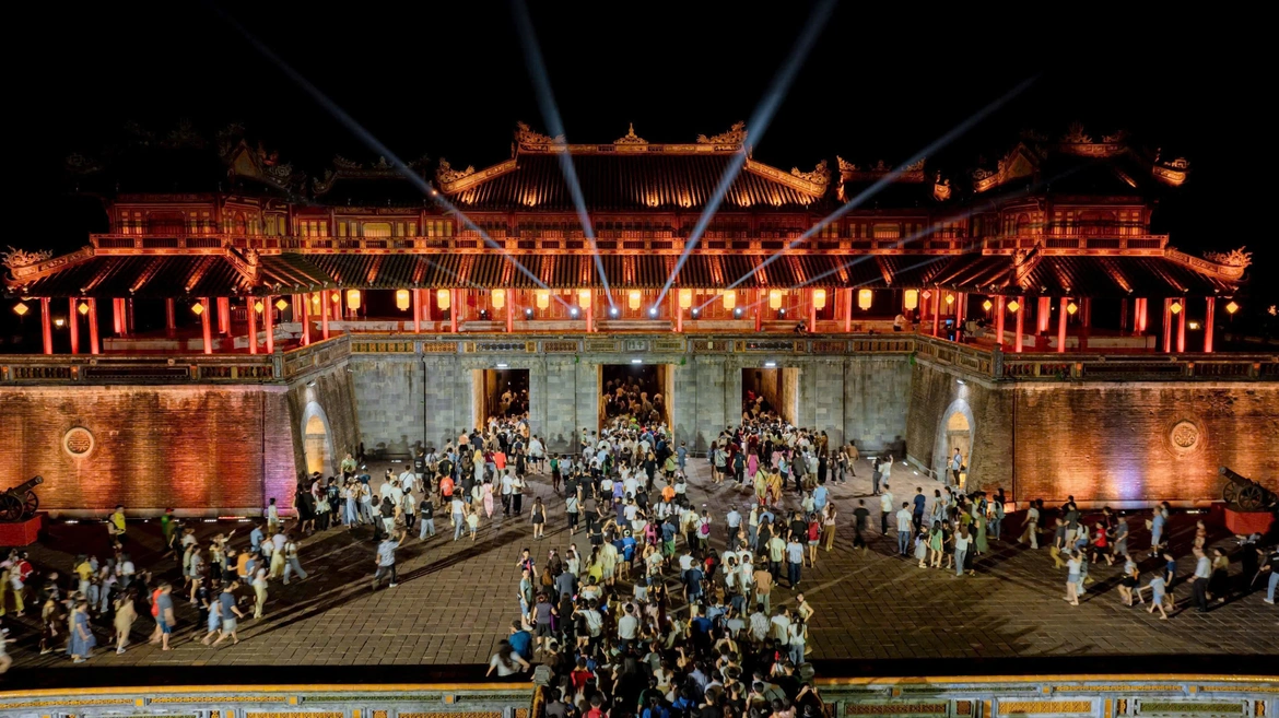 Trong 5 ng&agrave;y nghỉ lễ Giỗ Tổ H&ugrave;ng Vương tổng lượng kh&aacute;ch đến tham quan tại c&aacute;c điểm du lịch tr&ecirc;n địa b&agrave;n th&agrave;nh phố ước đạt khoảng 395.000 lượt.