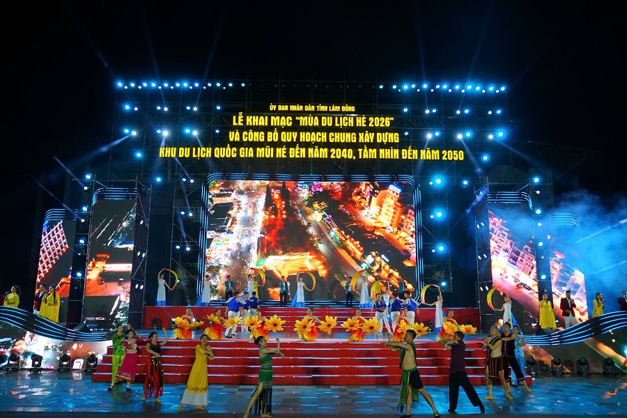 Tiết mục văn nghệ tại Lễ khai mạc M&ugrave;a du lịch h&egrave; năm 2026 v&agrave; c&ocirc;ng bố Quy hoạch chung x&acirc;y dựng Khu du lịch quốc gia Mũi N&eacute;
