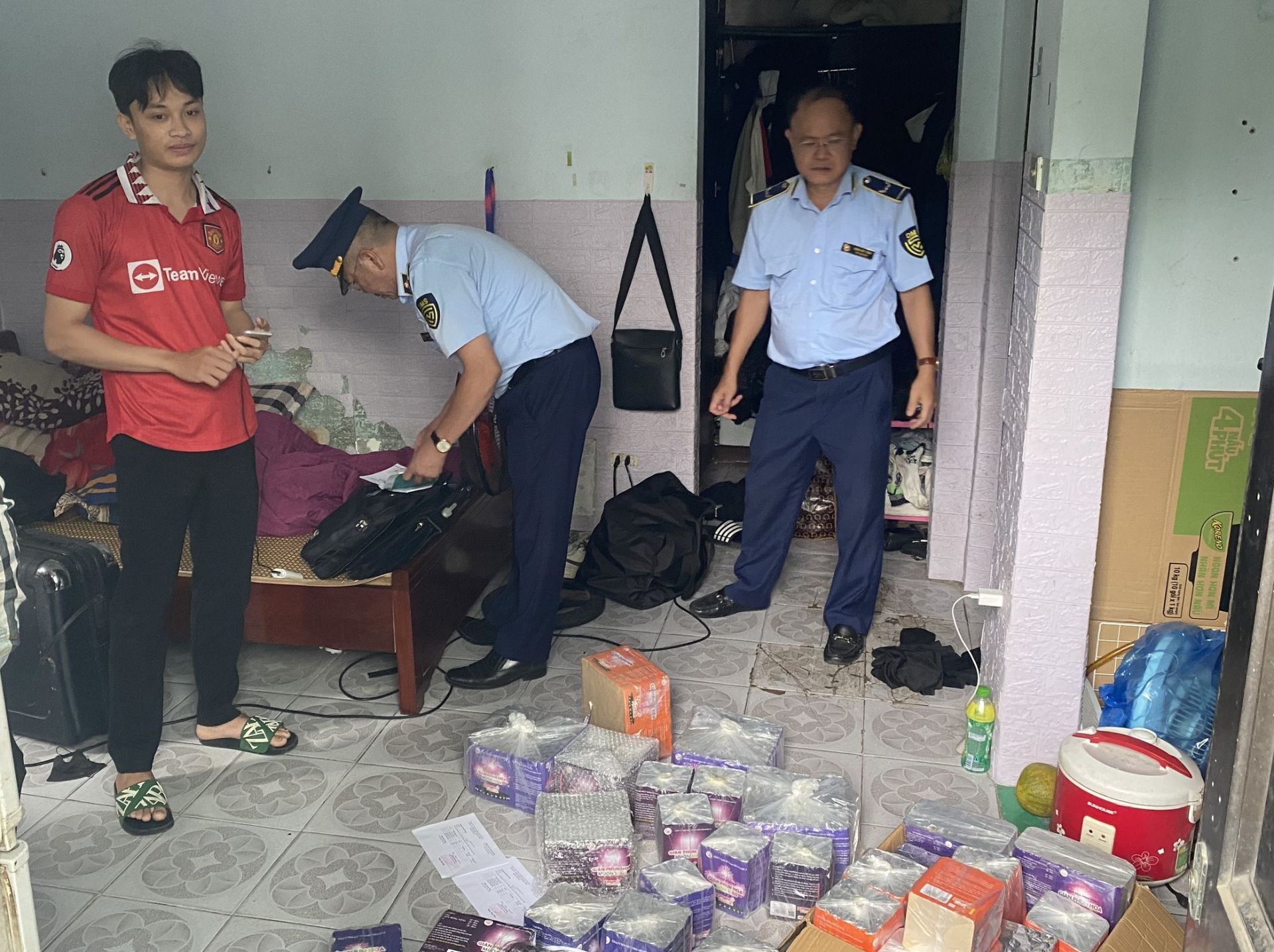 Lực lượng Quản l&yacute; thị trường H&agrave; Nội bắt giữ ph&aacute;o hoa giả mạo nh&atilde;n hiệu của Bộ Quốc Ph&ograve;ng. Ảnh: Chi cục Quản l&yacute; thị trường H&agrave; Nội