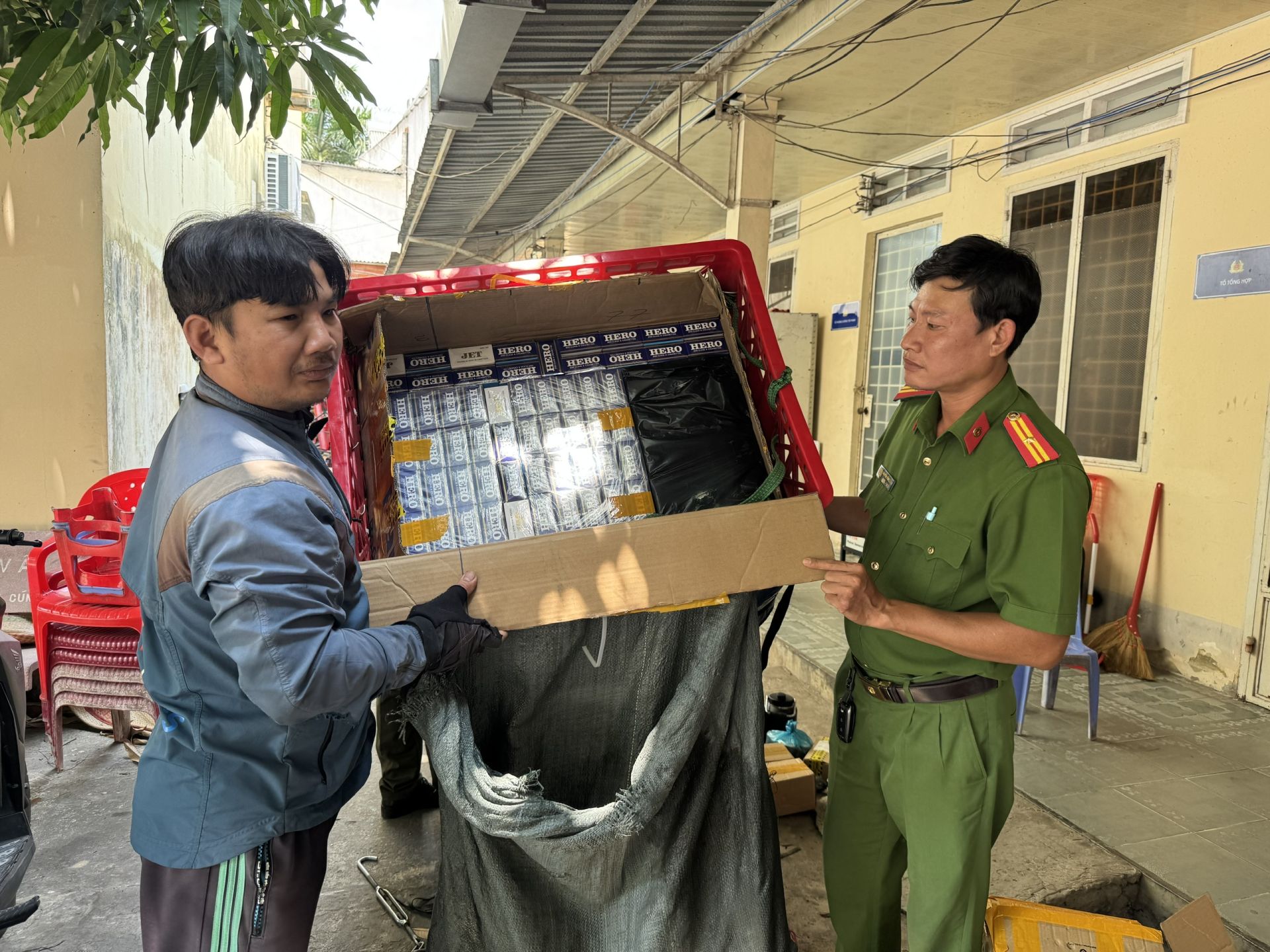 Bắt giữ đối tượng giả danh nhân viên giao hàng vận chuyển gần 1.500 bao thuốc lá lậu